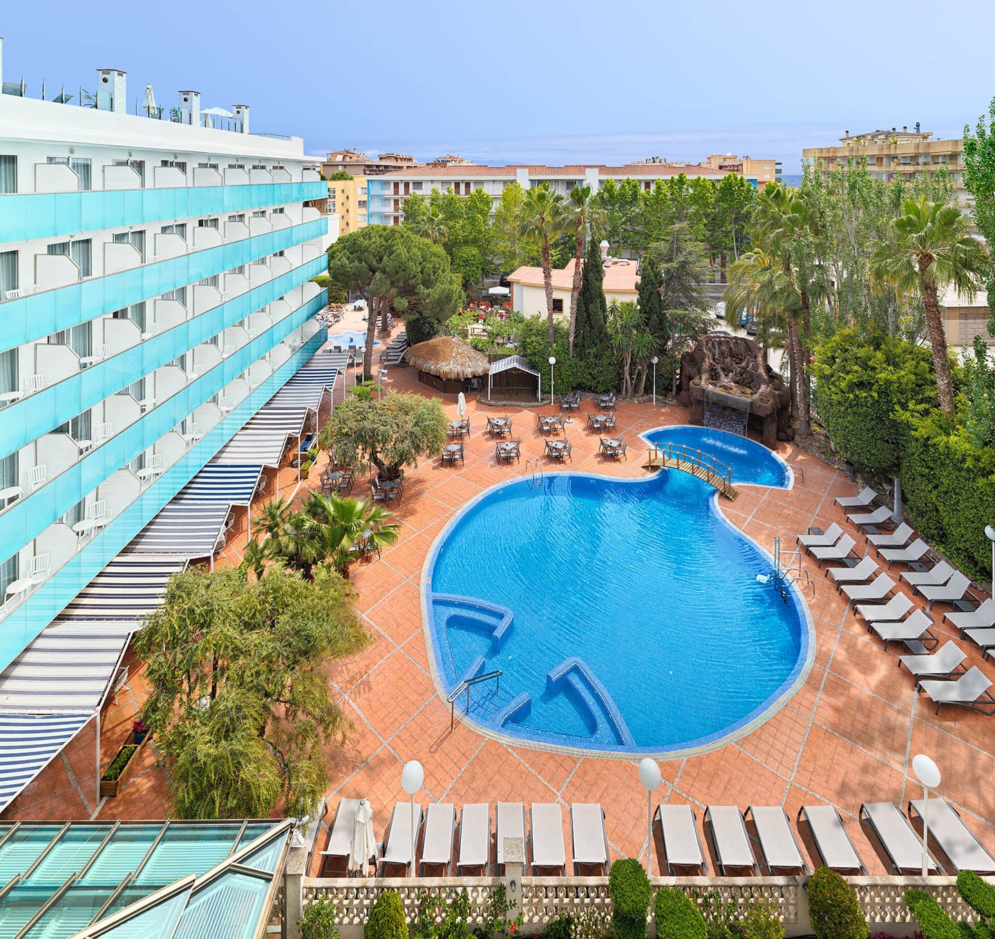 General view of the hotel and the swimming pool