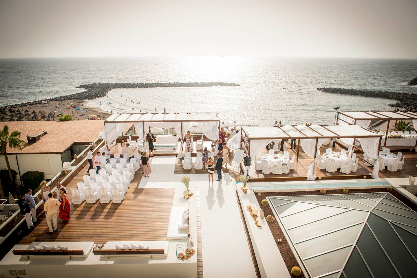 Vista aerea dell‘allestimento per matrimonio davanti al mare