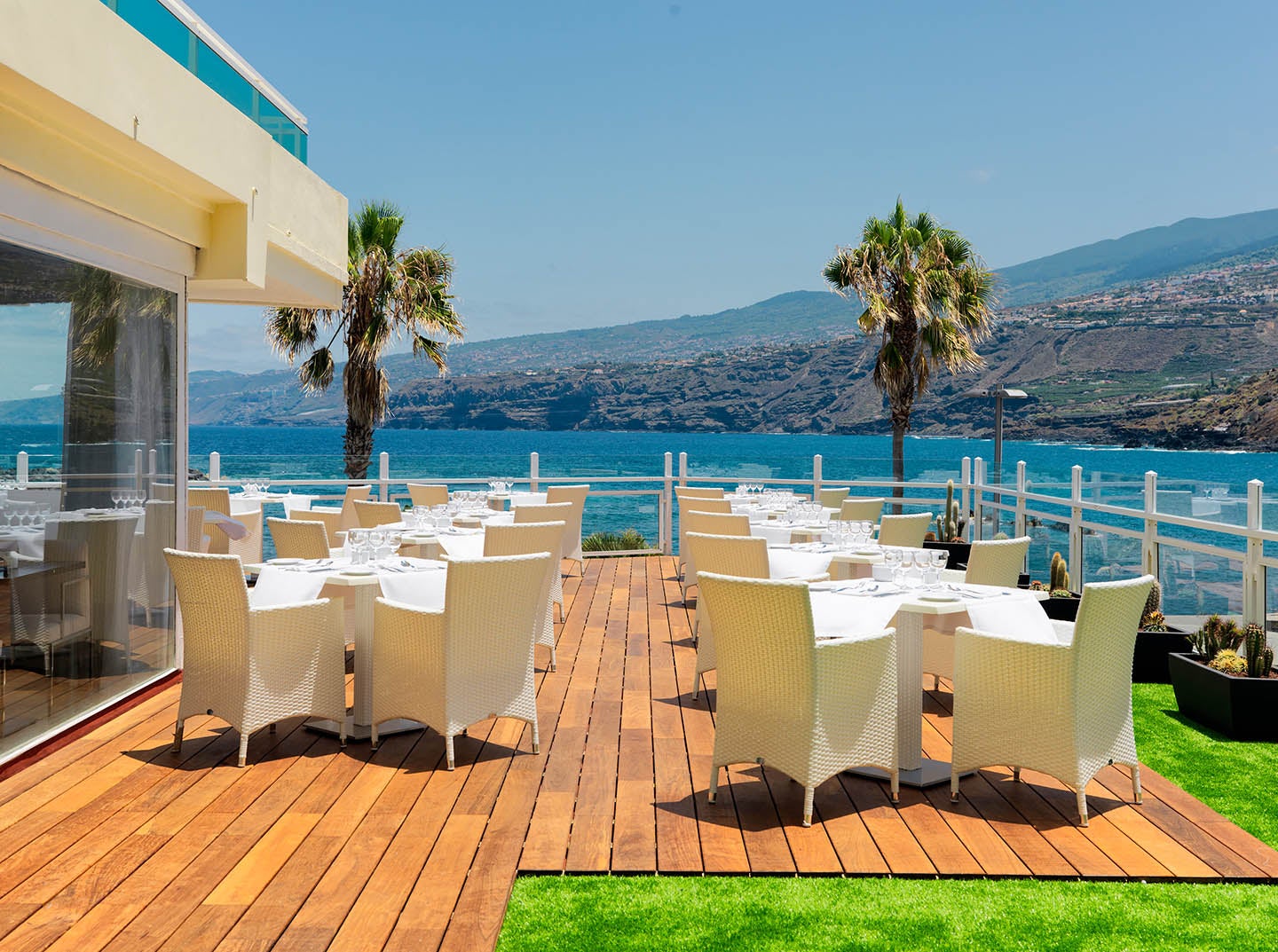 Restaurante buffet El Drago con vistas al mar