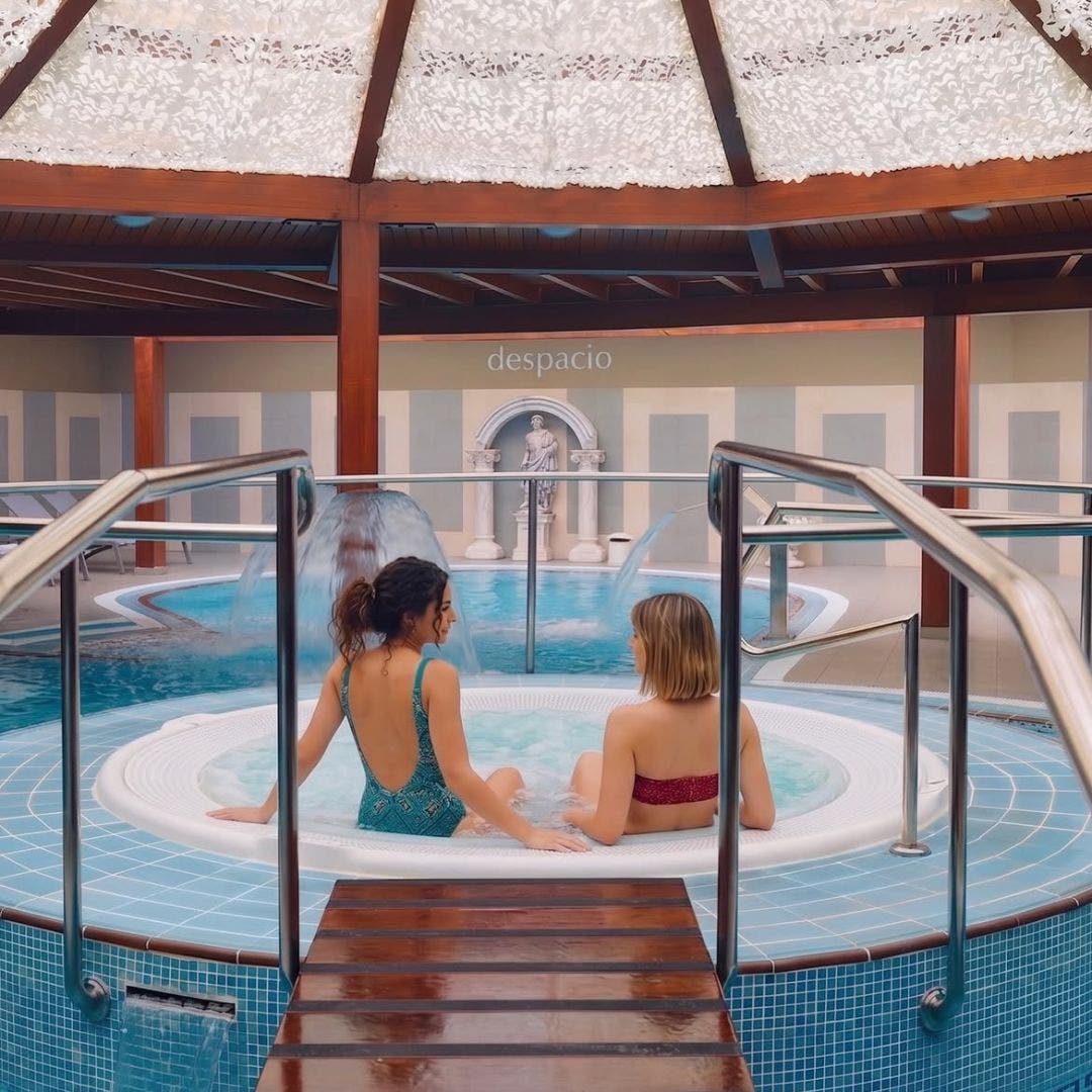 Group of friends enjoying the jacuzzi at the H10 Conquistador Despacio Spa Centre.