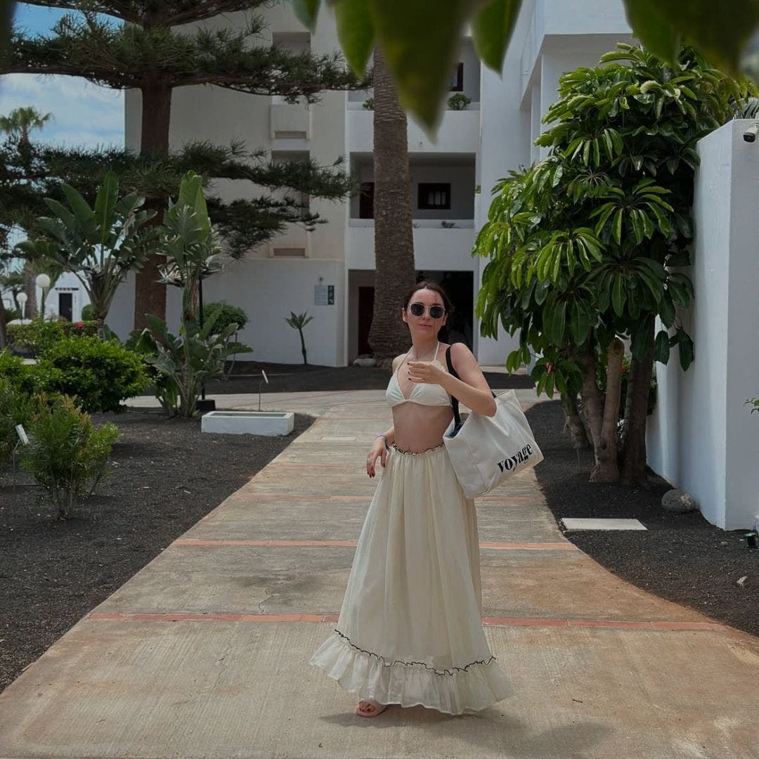Mujer con ropa playera de verano caminando en las caminerías de H10 Suites Lanzarote Gardens