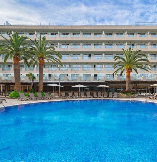 Allgemeine Ansicht Hotel und Pool