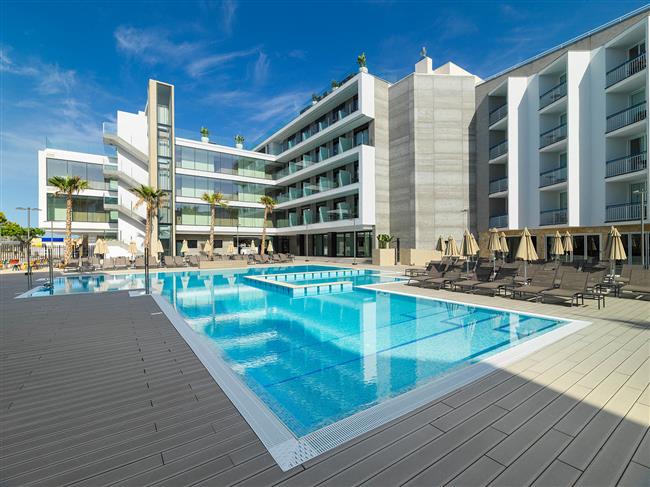 Vista geral do hotel e da piscina
