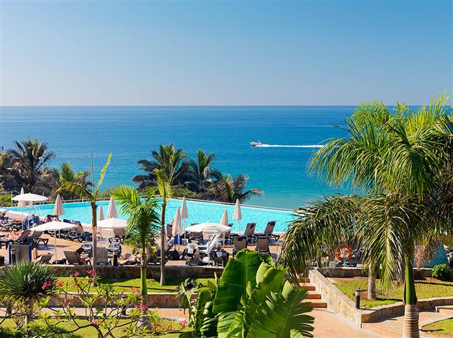 Blick auf das Hotel mit dem Meer im Hintergrund