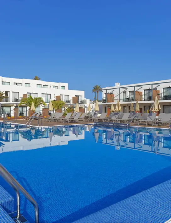 Vista general de l‘hotel i la piscina