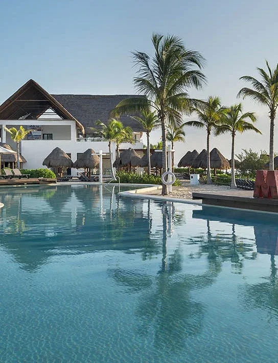 Piscina del hotel junto al mar