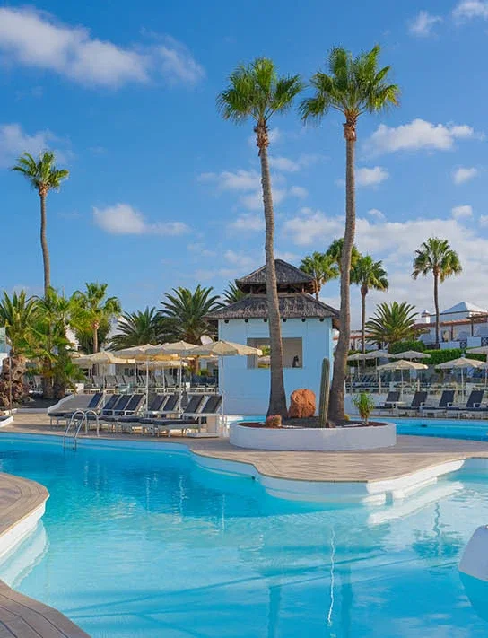 Allgemeine Ansicht Hotel und Pool