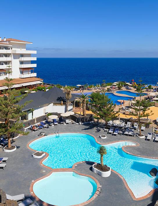 Vista general del hotel y la piscina frente al mar