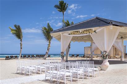 Montaggio matrimonio nella spiaggia dell'hotel