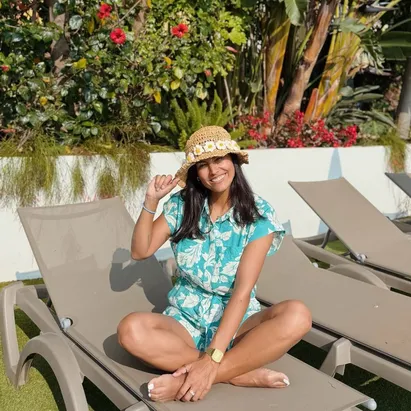 Young woman wearing a crochet hat on a sun lounger at H10 Cambrils Playa.