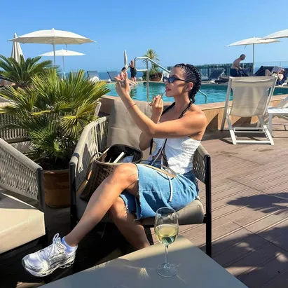 Chica maquillándose en la piscina del H10 Imperial Tarraco
