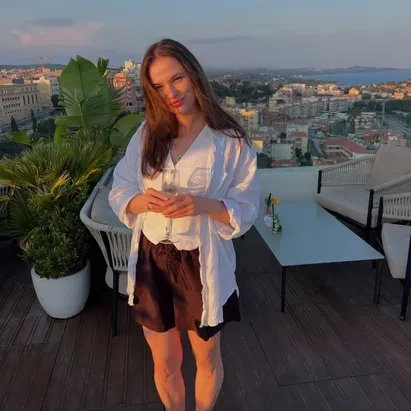 Chica en el atardecer bebiendo una copa en el rooftop de H10 Imperial Tarraco