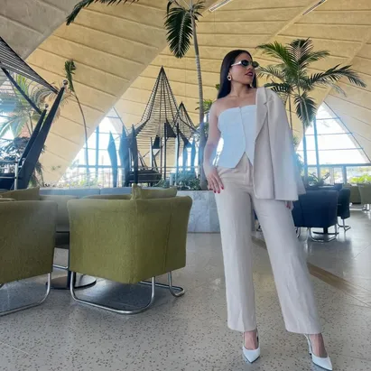 Mujer morena con el pelo largo, otfit elegante en el lobby de H10 Playa Meloneras Horizons Collection