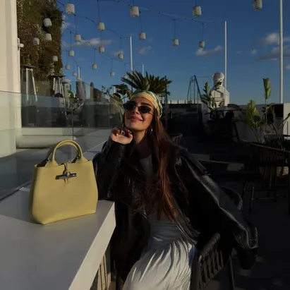 Chica en el roofop El cielo de Alcalá de H10 Puerta de Alcalá con gafas de sol y pañuelo en la cabeza