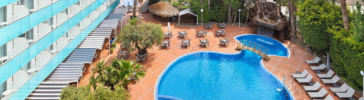 Vista general del hotel y la piscina