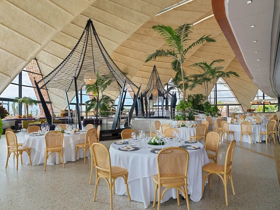 Montaje banquete en el Salón Tirajana