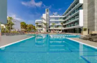 Vista general de l‘hotel i la piscina