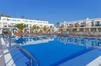 Vista general del hotel y la piscina