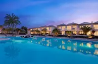 Piscina del hotel al anochecer