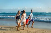 Vista geral da praia do hotel