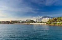 Vista panorâmica do hotel em frente ao mar