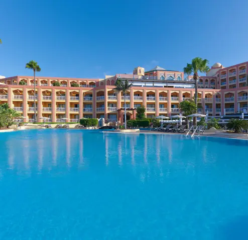 Vista general del hotel y la piscina