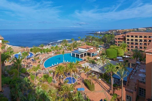 Vista generale dell‘hotel e della piscina
