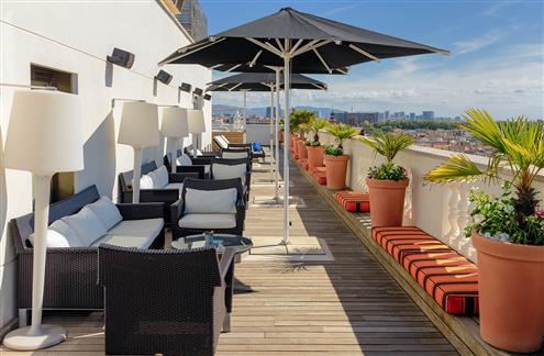Sunset Lounge bar no terraço panorâmico