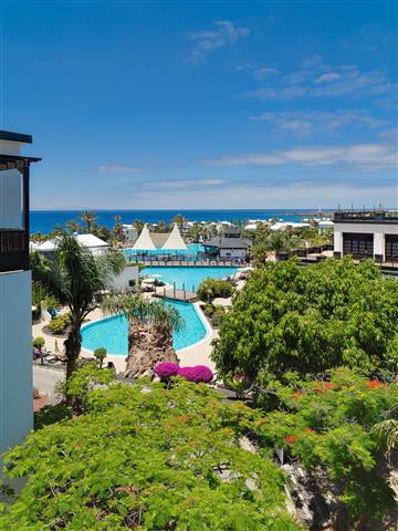 Vista geral do hotel e da piscina