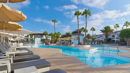 Vista general de l‘hotel i la piscina