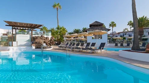 Vista general de l‘hotel i la piscina