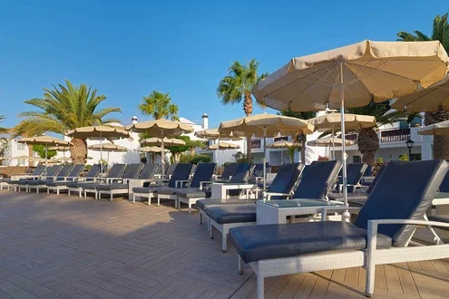 Vista general de l‘hotel i la piscina