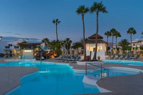 Vista general al capvespre de l'hotel i la piscina principal