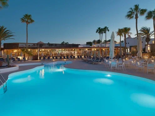 Vista general al capvespre de l'hotel i la piscina principal