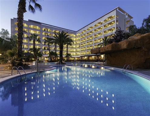 Allgemeine Ansicht Hotel und Pool