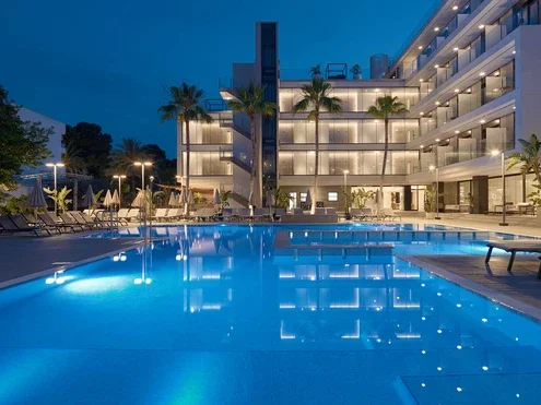 Vista geral do hotel e da piscina
