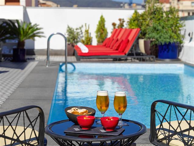Terraza TopOn en la 6ª planta con plunge pool y zona de hamacas