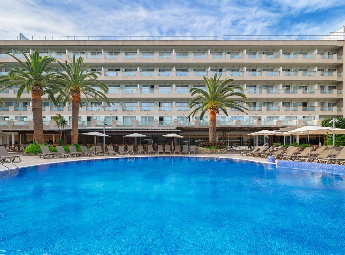 Vista generale dell‘hotel e della piscina