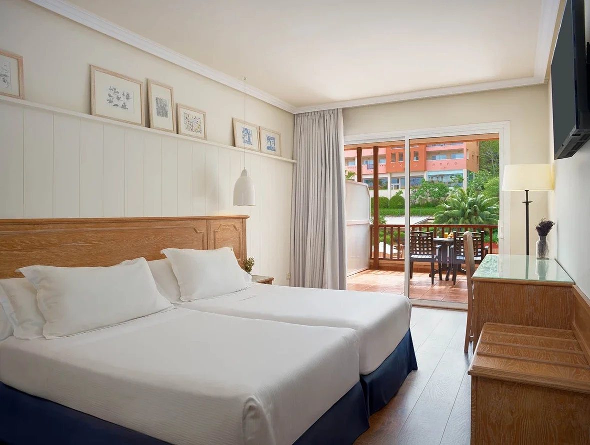 Quarto Duplo com vista piscina