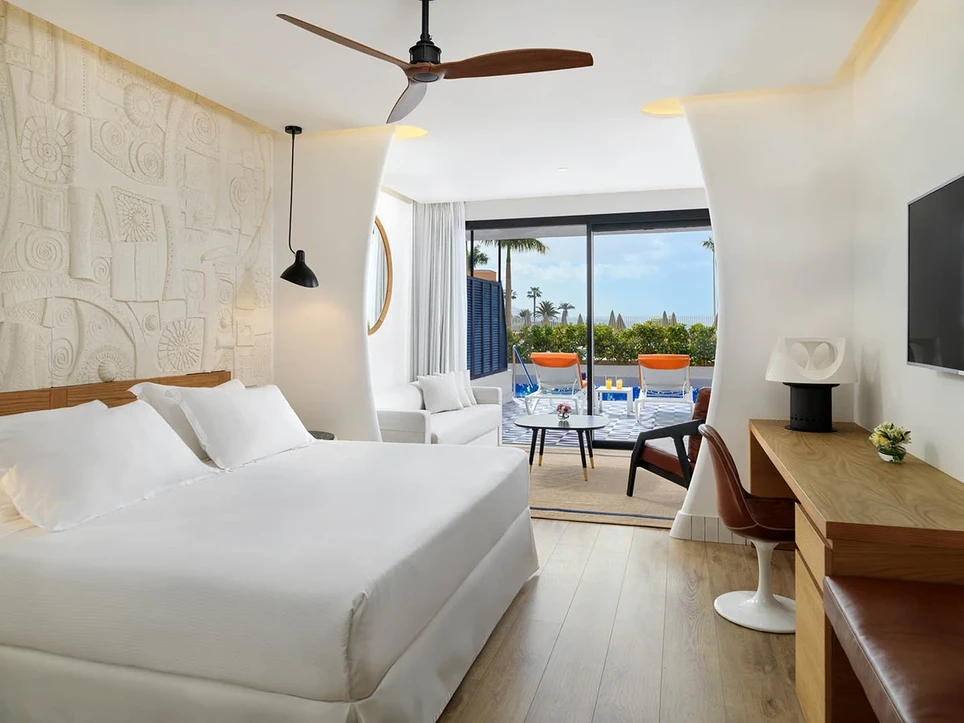 Swim-Up Room