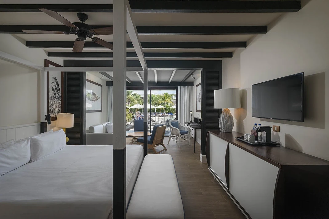 Swim-Up Junior Suite