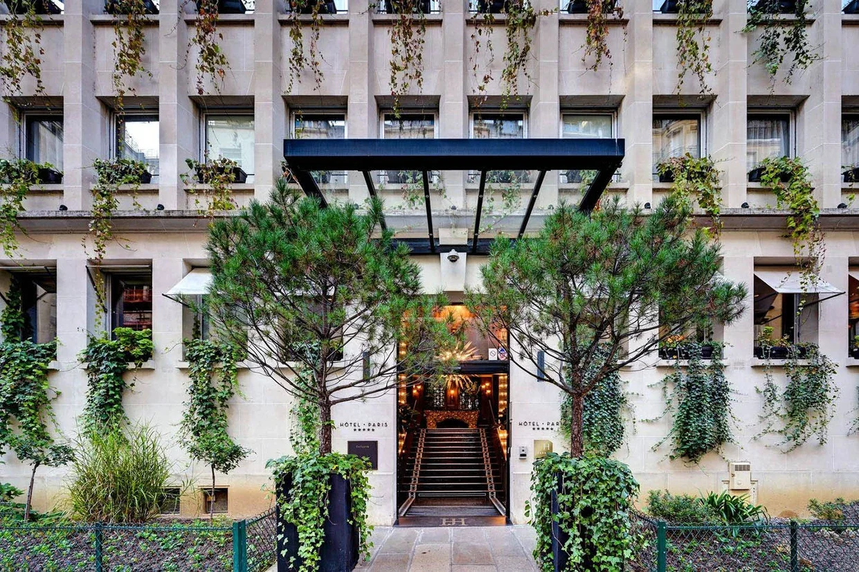 <p><em class="ql-size-small">Eine neue Erfahrung von</em></p><p><span class="ql-size-huge">LUXUS</span></p><p>KONTEMPORÄR</p>