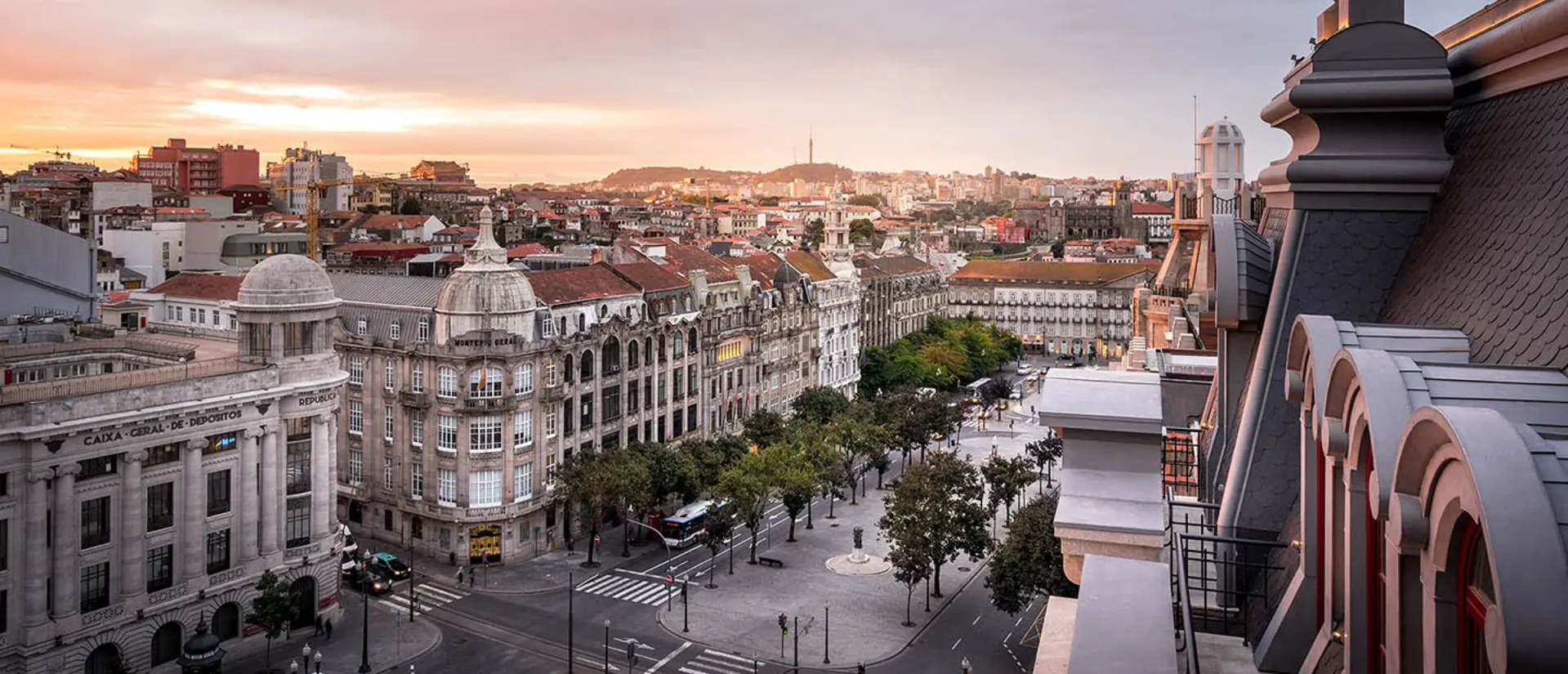 <p><em>Eine neue Erfahrung von</em></p><p><span class="ql-size-huge">LUXUS</span></p><p>KONTEMPORÄR</p>